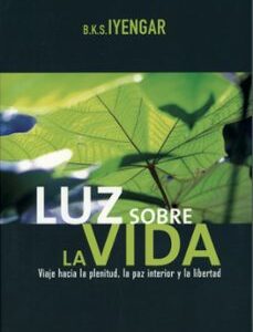 Portada de B. K. S. Iyengar Luz sobre la vida Editorial Kairos